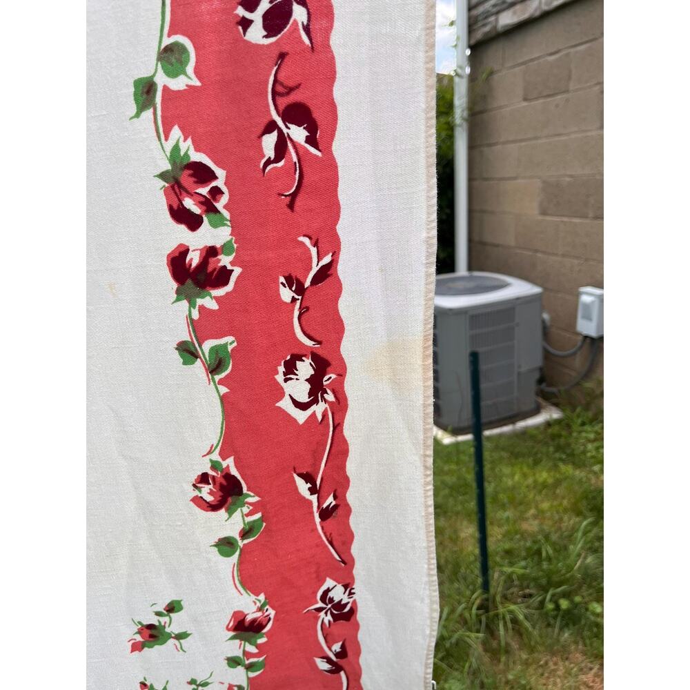 Vintage Tablecloth with Red Roses Pattern - Picture 8 of 11
